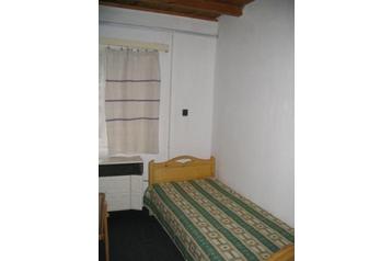 Hungrie Privát Cered, Extérieur